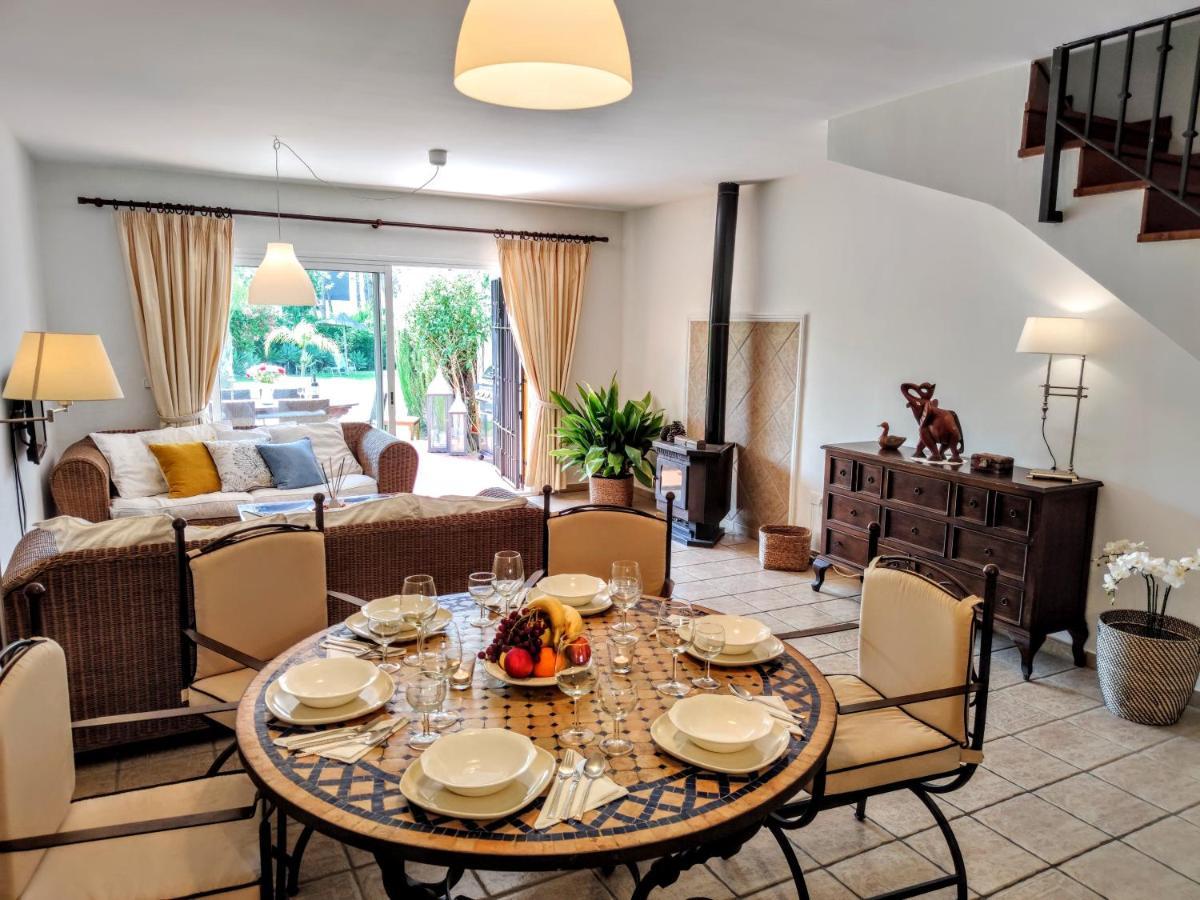 Spacious Beachfront Town House In Estepona With Fully Equipped Kitchen, Pools, Garden, Sea View Eksteriør bilde
