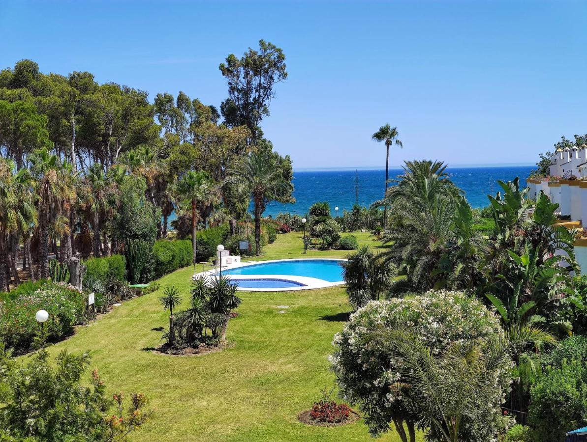 Spacious Beachfront Town House In Estepona With Fully Equipped Kitchen, Pools, Garden, Sea View Eksteriør bilde