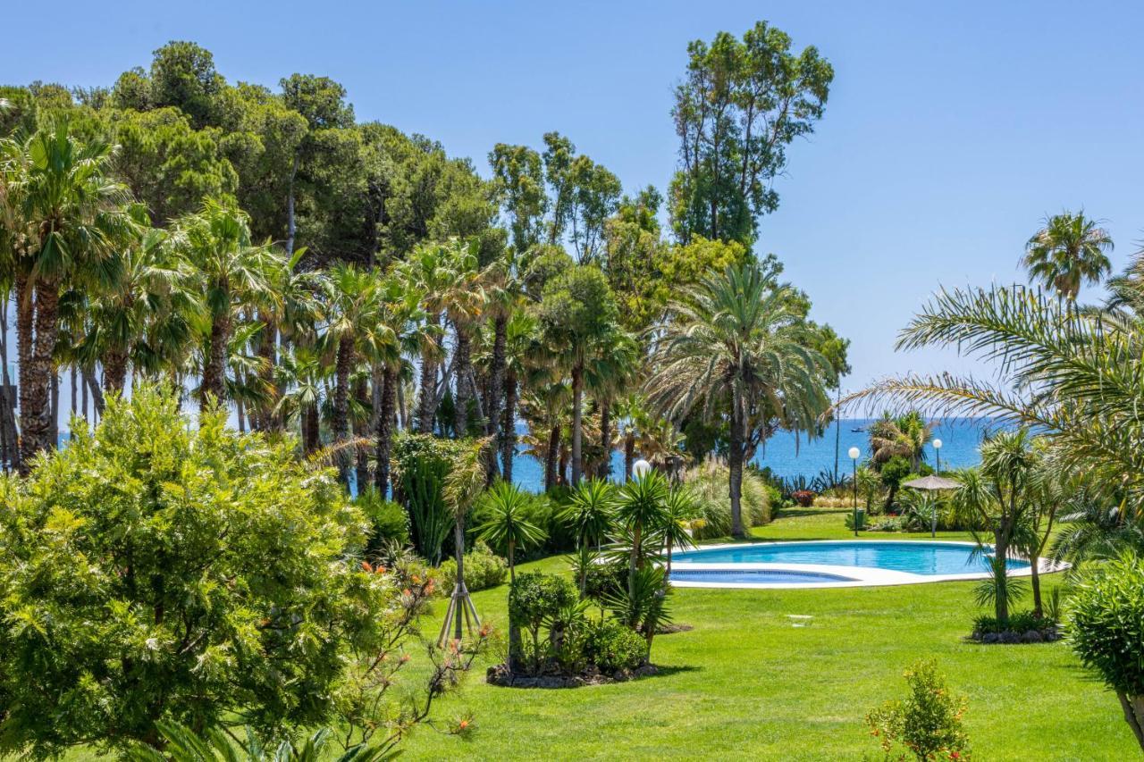 Spacious Beachfront Town House In Estepona With Fully Equipped Kitchen, Pools, Garden, Sea View Eksteriør bilde