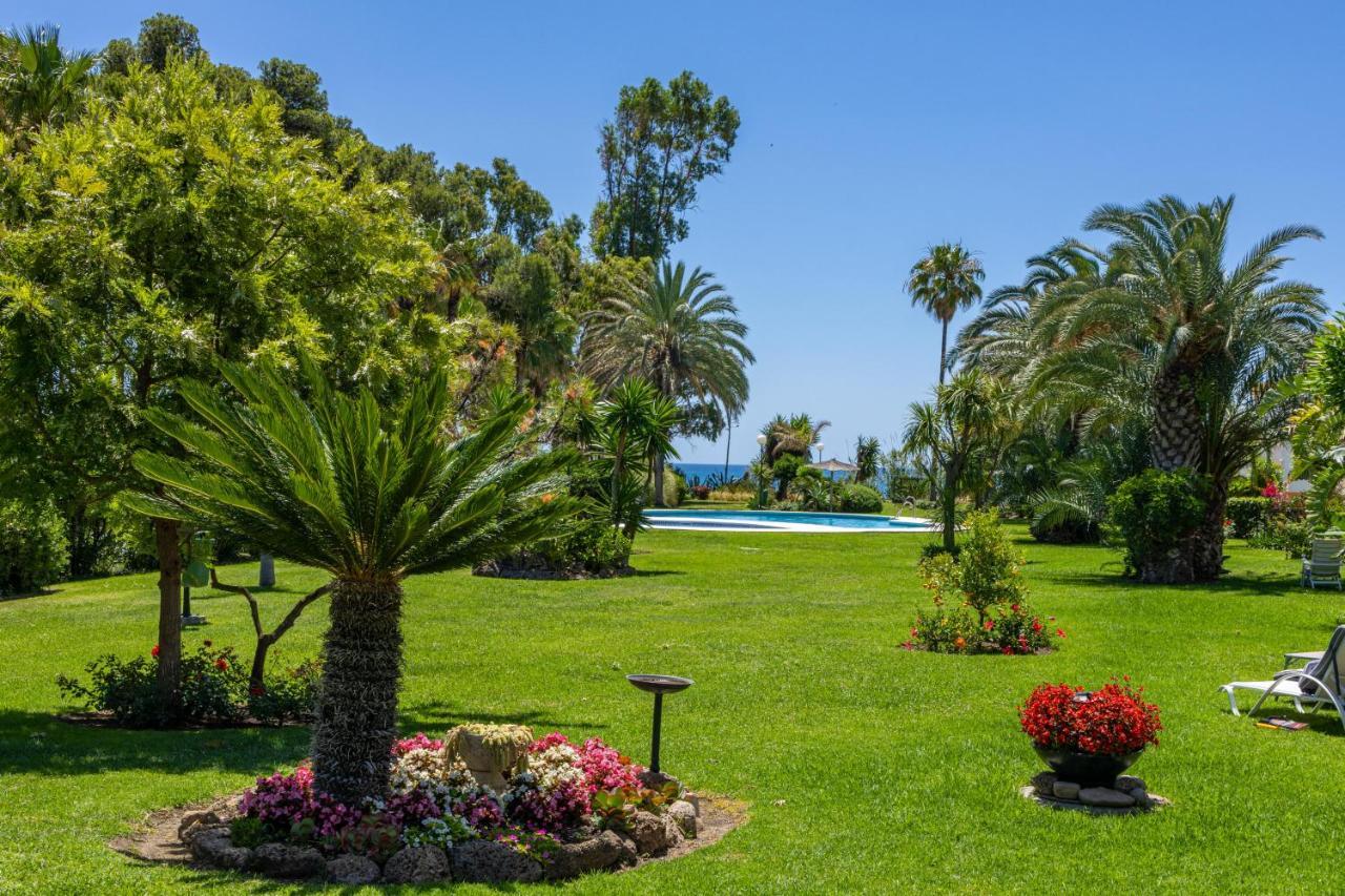 Spacious Beachfront Town House In Estepona With Fully Equipped Kitchen, Pools, Garden, Sea View Eksteriør bilde