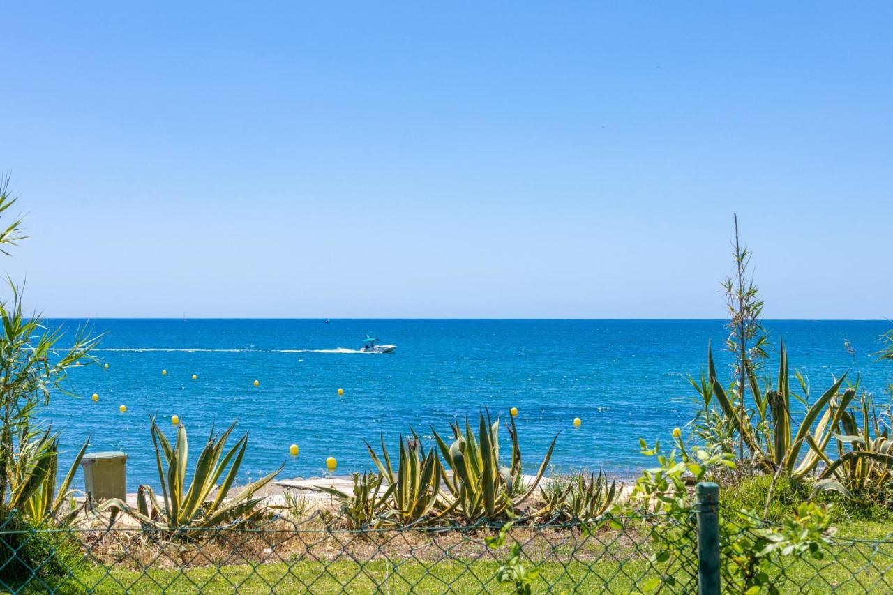 Spacious Beachfront Town House In Estepona With Fully Equipped Kitchen, Pools, Garden, Sea View Eksteriør bilde